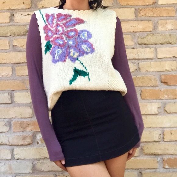 hand knit sweater vest w floral print 🐝 varied knit texture and scalloped trim - Picture 1 of 4